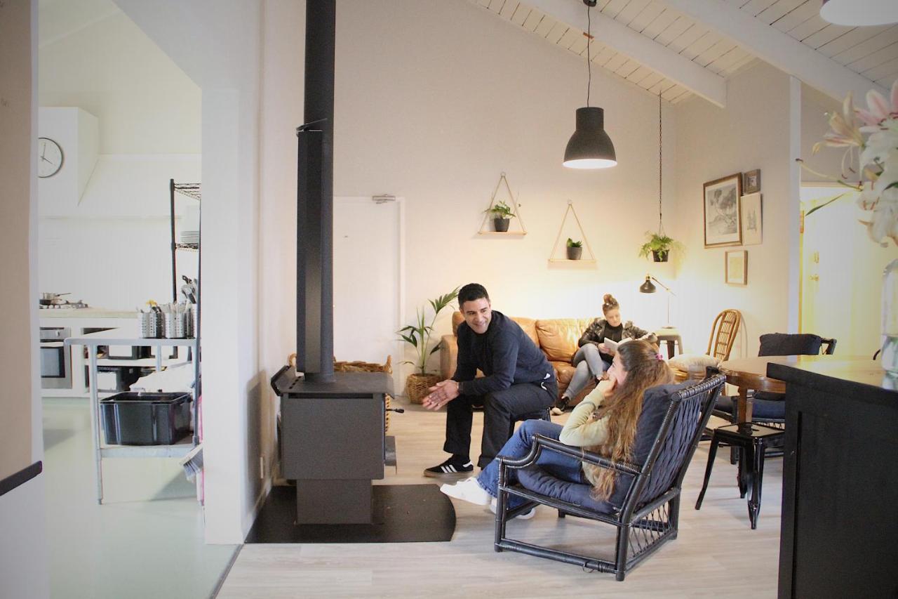 Hugo & Carters Backpackers & Motel Тауранга Экстерьер фото A wood burning stove in a home