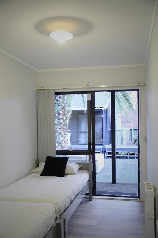 Hugo & Carters Backpackers & Motel Тауранга Экстерьер фото A sliding door