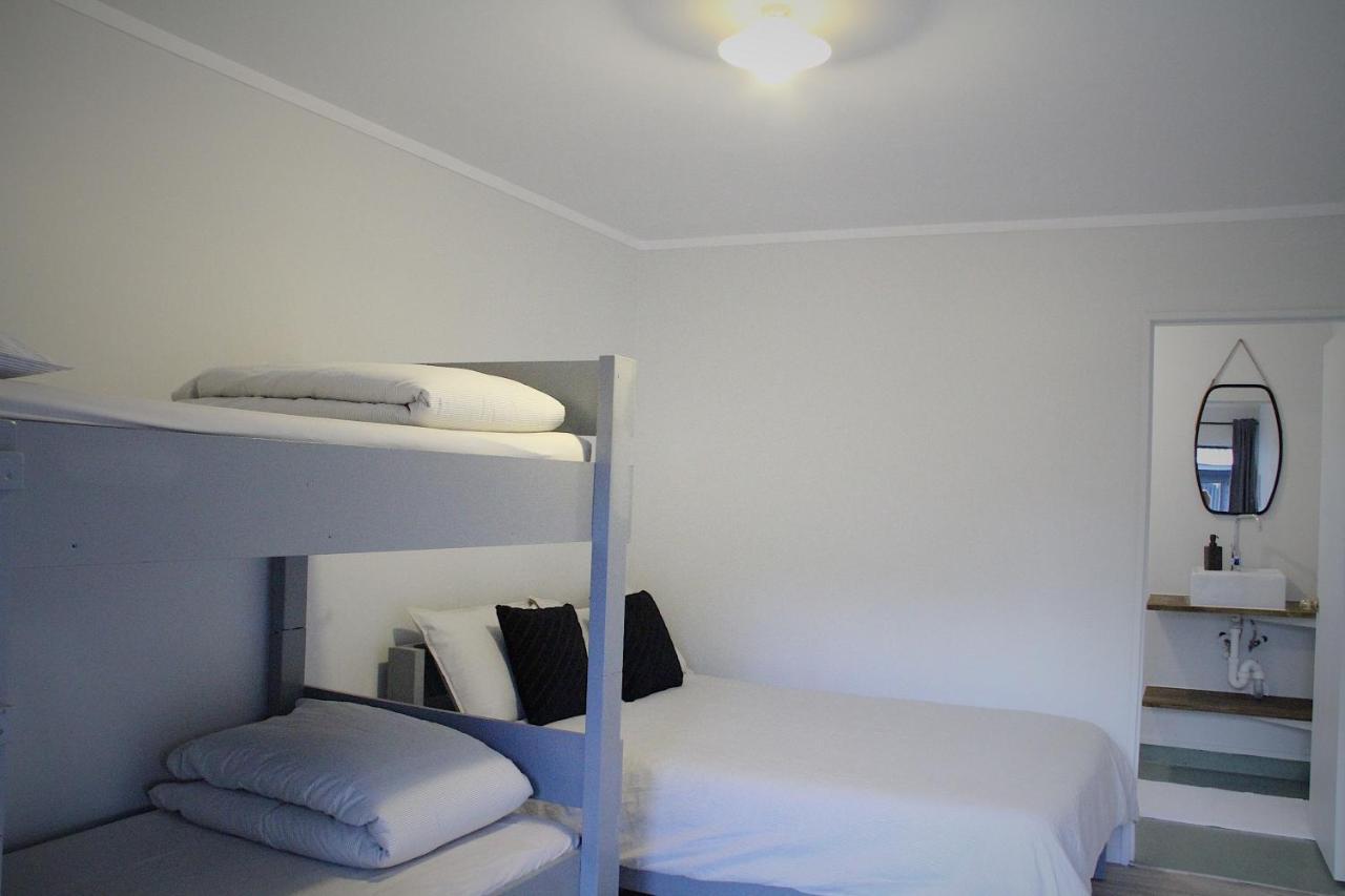 Hugo & Carters Backpackers & Motel Тауранга Экстерьер фото A room at the hotel