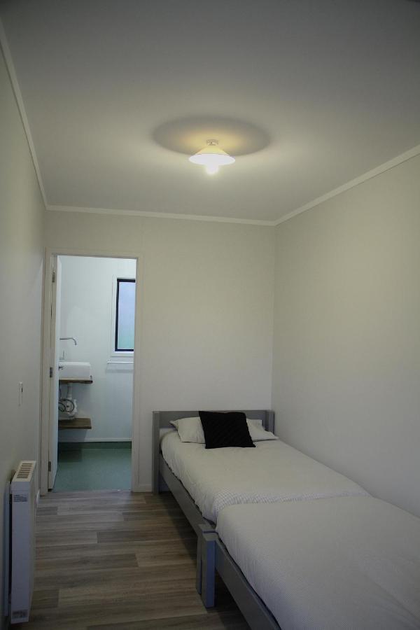Hugo & Carters Backpackers & Motel Тауранга Экстерьер фото A room at the motel