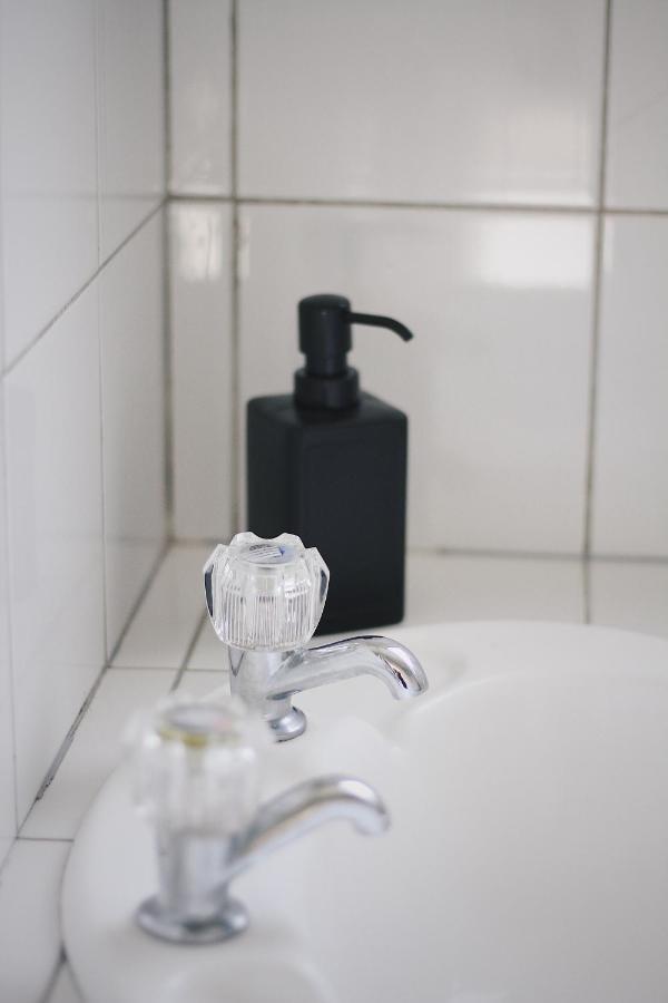 Hugo & Carters Backpackers & Motel Тауранга Экстерьер фото A soap dispenser