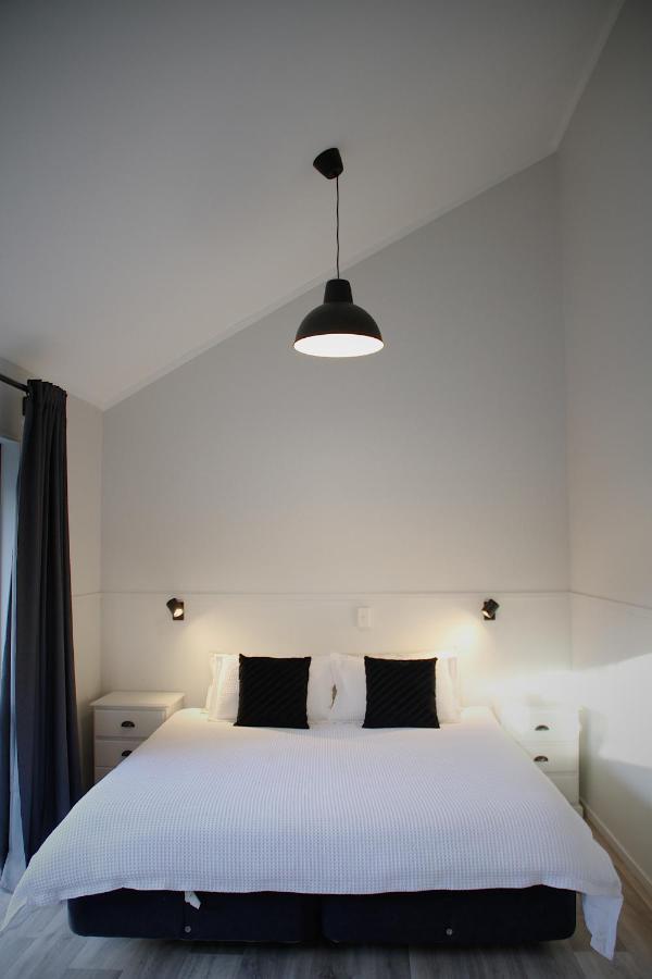 Hugo & Carters Backpackers & Motel Тауранга Экстерьер фото A pendant light