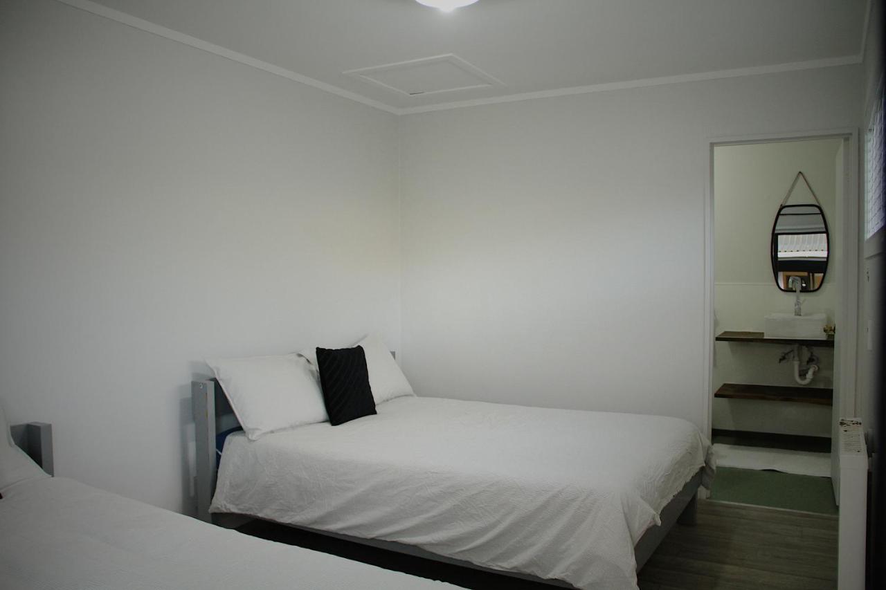 Hugo & Carters Backpackers & Motel Тауранга Экстерьер фото A bedroom