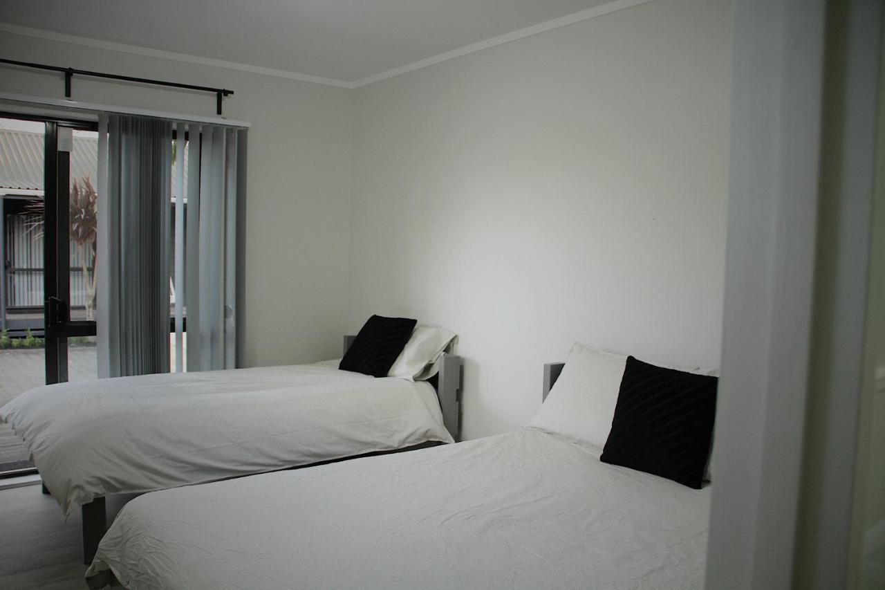 Hugo & Carters Backpackers & Motel Тауранга Экстерьер фото A bedroom at the hotel